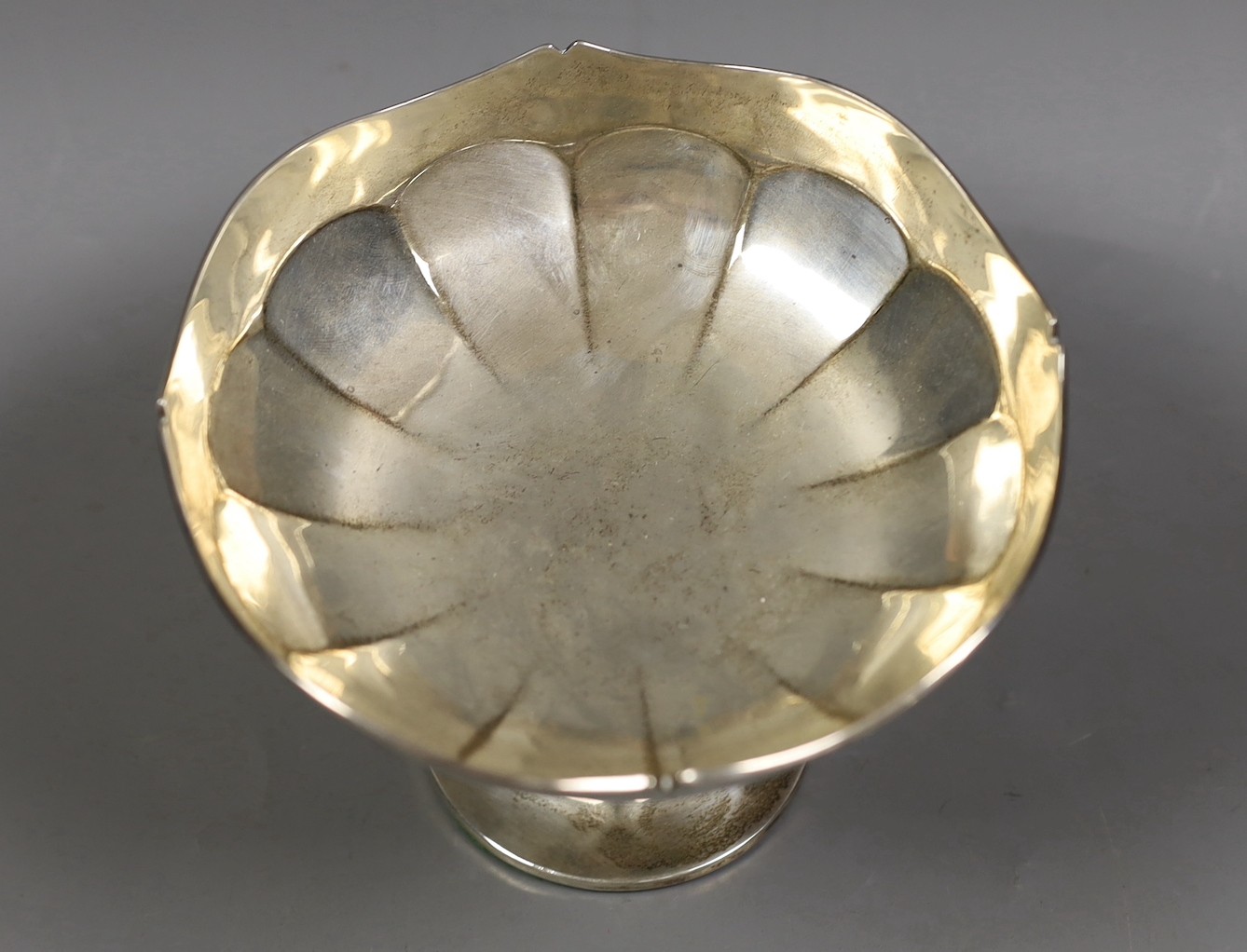 A George V silver pedestal bowl, Birmingham, 1921, height 10.8cm, weighted.